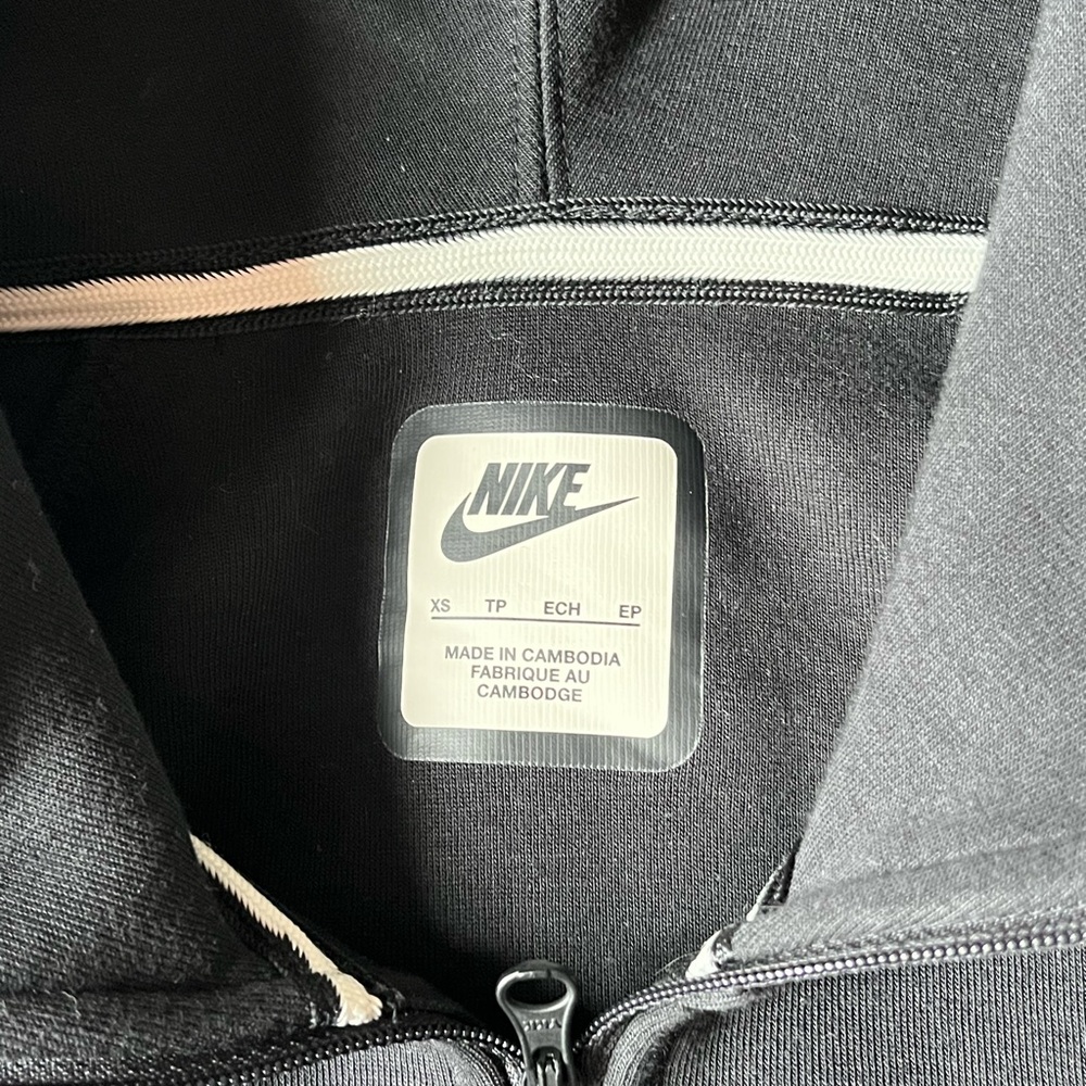 Nike tech - Picture 3 of 3